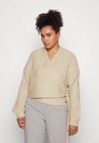 Noisy May Curve NMJAMIL V-NECK CABLE WRAP CURVE - Camisola - irish cream