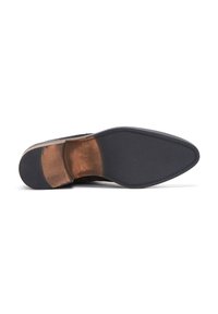 Suola della scarpa con un fondo di gomma nera liscia e un'accentuazione in pelle marrone nella parte superiore. Presenta una punta affilata e un bordo cucito per una maggiore durata.