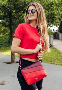 VUCH COALIE STRIPED - Taška s příčným popruhem - red