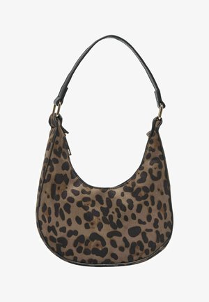 Hnědá a černá kabelka s leopardím potiskem, zakřiveným tvarem a jedním černým popruhem s kovovými zlatými detaily.