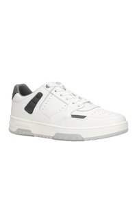 Sneaker in pelle bianca con accenti grigi, punta rotonda, dettagli perforati e una suola testurizzata e imbottita per il supporto.
