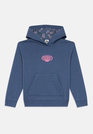 Sweatshirt à capuche bleu avec poche frontale, logo rose "ROXY Depuis 90" sur la poitrine, et motif floral à l'intérieur de la doublure de la capuche.