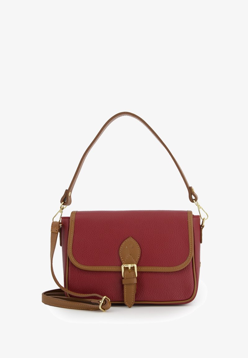 Rote Lederhandtasche mit strukturierter Oberfläche, braunen Akzenten und einer dekorativen Schnalle. Verfügt über einen abnehmbaren Schultergurt und einen oberen Griff.