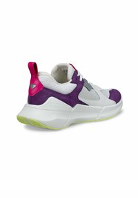 Urheilusneakerit, joissa on valkoinen verkkomateriaali yläosa, violetit ja vaaleanpunaiset mokka-yksityiskohdat, teksturoitu pohja sekä silmukan muotoinen kanta, joka helpottaa pukemista.