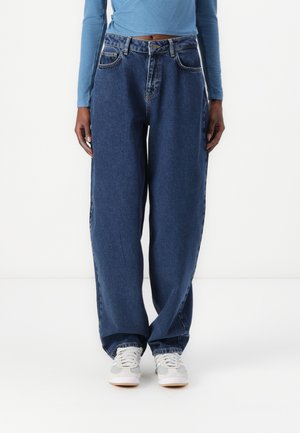 Široke denim hlače v srednje modri barvi. Visok pas z običajnim petim žepnim dizajnom. Teksturna tkanina in vidni šivi.