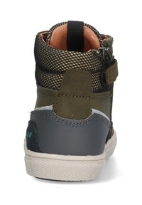 Basket haute verte et grise avec tige en maille, col rembourré et sangle Velcro ; présente une semelle en caoutchouc texturée et des accents contrastés.
