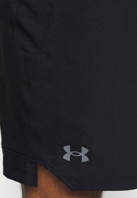 Schwarze Sportshorts aus synthetischem Material. Verfügt über eine Seitentasche und ein graues Under Armour-Logo am unteren linken Saum.