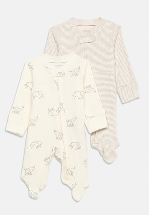 Dva mekana pamučna dječja bodi-spavaćica, jedan krem boje sa sivim printom slonova, drugi bež s tankim vodoravnim prugama i kopčanjem na drukere oko vrata.