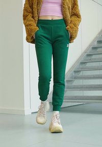 adidas Originals SLIM JOGGER - Teplákové kalhoty - dark green