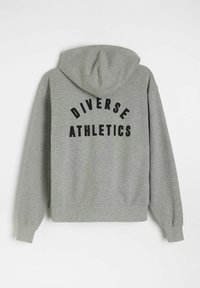 Szara bluza z kapturem, z długimi rękawami, z napisem "DIVERSE ATHLETICS" w pogrubionej czarnej czcionce na plecach. Miękka tekstura, casualowy design.