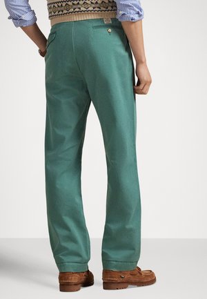 WHITMAN RELAXED FIT PLEATED CHINO PANT - Hlače chino - charter green
