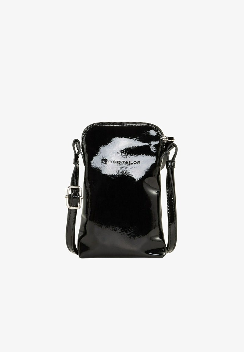 Geantă de mână din patent negru cu un finisaj neted și lucios, formă rectangulară, curea ajustabilă, închidere cu fermoar și logo-ul embosat "Tom Tailor".