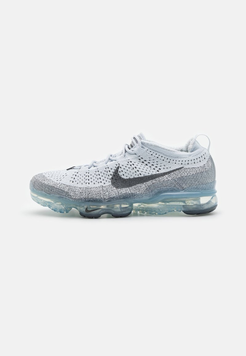 Chaussure Nike Air VaporMax avec un dessus en maille bleu clair, des accents gris et une semelle en air transparent. Matériau respirant et flexible.