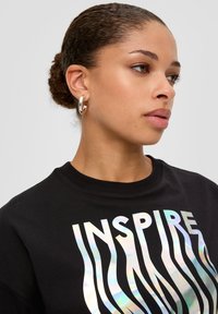 QS MIT HOLOGRAFISCHEM PRINT - T-shirt imprimé - schwarz