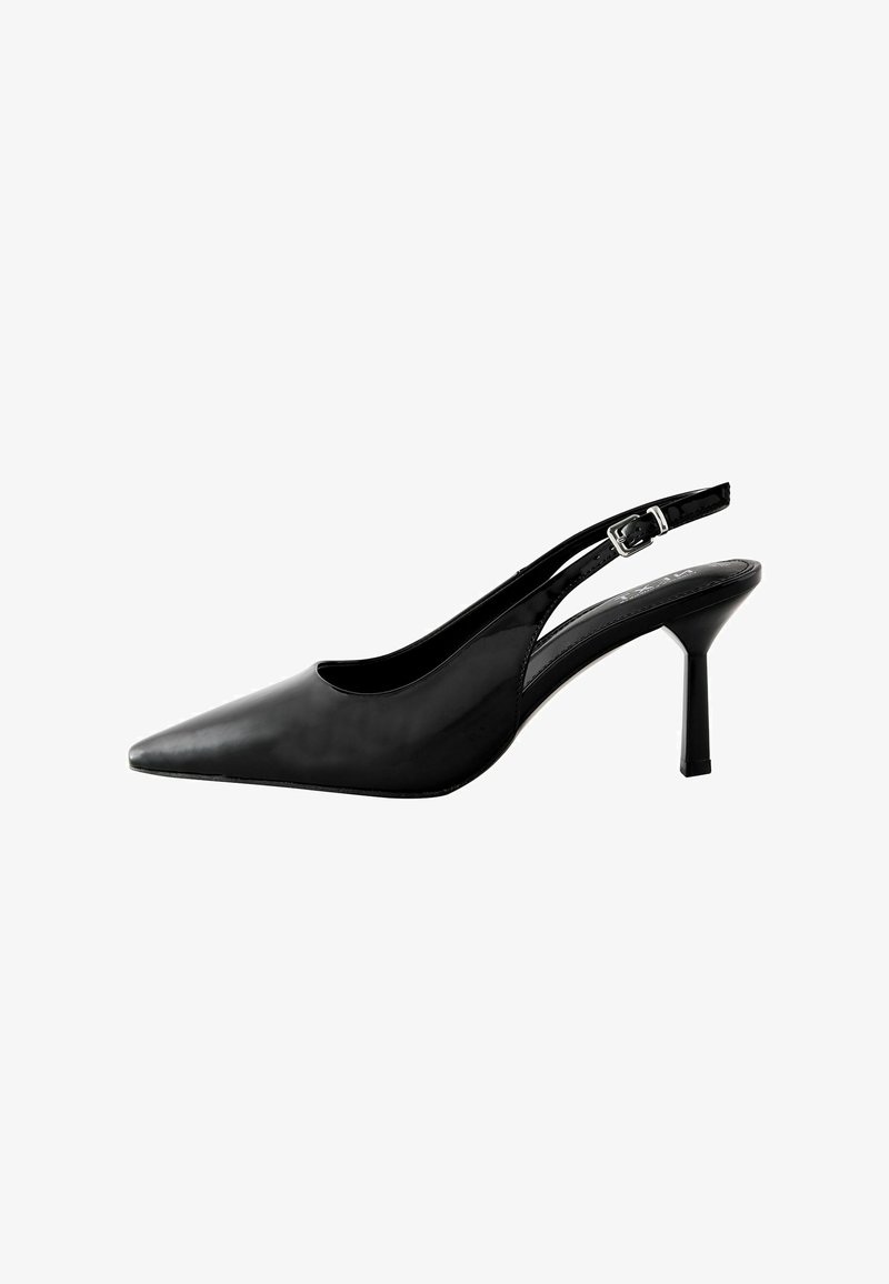 Crne lakirane slingback visoke potpetice s oštrim vrhom, tankom potpeticom i podesivom naramenicom. Glatka textura s sjajnim finišom.