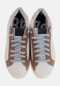 Zapatillas blancas de cuero con acentos de gamuza marrón, cordones grises y detalles texturizados en los laterales. Interior suave con un patrón a rayas.