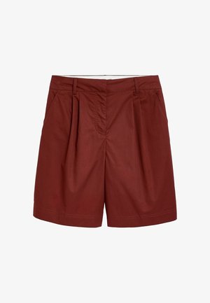 Röda tygshorts med plan front, veck, sidofickor och klassisk snitt, lämpliga för avslappnad bruk.