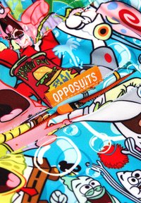 Spalvota medžiaga su animaciniais personažais, mėlynos ir rožinės spalvos atspalvių, su oranžine užtrauktuko uždanga ir etikete "OPPOSUITS." Detalėse yra maisto produktų.