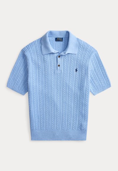 Jasnoniebieska dzianinowa koszulka polo z wzorem warkocza, krótkimi rękawami, trzema guzikami i małym haftowanym logo na piersi.
