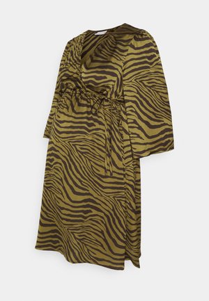 Vestido de mangas curtas em verde-oliva, com padrão de riscas de tigre castanho, cintura ajustada com um laço e silhueta fluida.