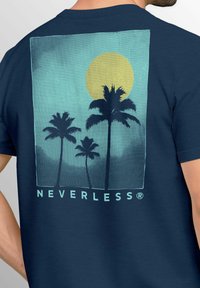 Dunkelblaues T-Shirt mit einem Grafikdruck von Palmen vor einem türkisfarbenen Hintergrund und einer gelben Sonne, sowie dem Text "NEVERLESS" am unteren Rand.