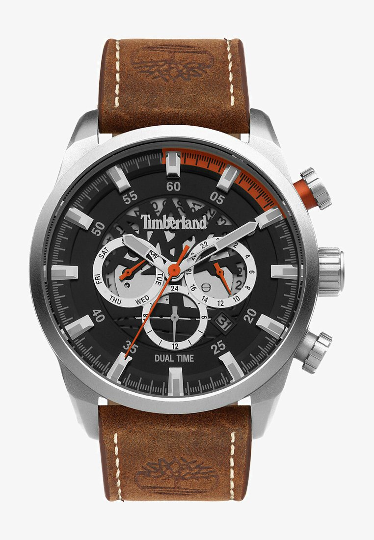 Herren Timberland-Uhr mit schwarzem Zifferblatt, Gehäuse aus silbernem Edelstahl, braunem Lederarmband, Doppelzeit-Anzeige und orangefarbenen Akzenten.
