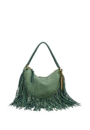 Borsa a mano in pelle verde con lunghe frange, manico superiore curvo, chiusura con cerniera e una piccola targhetta metallica appesa su sfondo bianco.