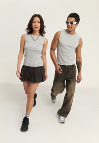 YOURTURN by Zalando - UNISEX 2 PACK BASIC RIB VEST - Top - white/grey Immagine in miniatura 1