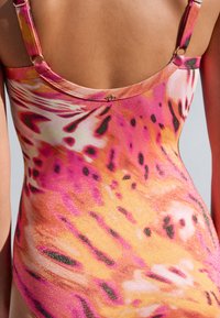 Maillot de bain une pièce avec un motif multicolore vif en rose, orange et or, texture lisse et bretelles réglables.