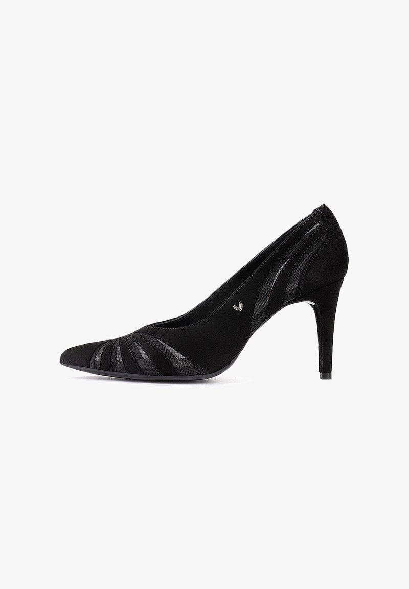 Zapato de tacón alto negro con punta afilada, detalles de franjas de malla y tacón de aguja delgado, mostrado de perfil sobre un fondo blanco.