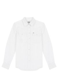Vit långärmad skjorta i lätt tyg, med spetsig krage, framknäppning och två bröstfickor med lock.