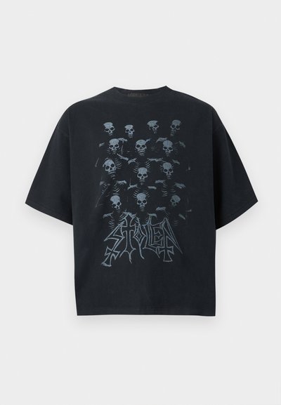 Schwarzes oversized T-Shirt mit einer Grafik von mehreren blauen Skeletten und stilisiertem Text, zentriert auf der Vorderseite.