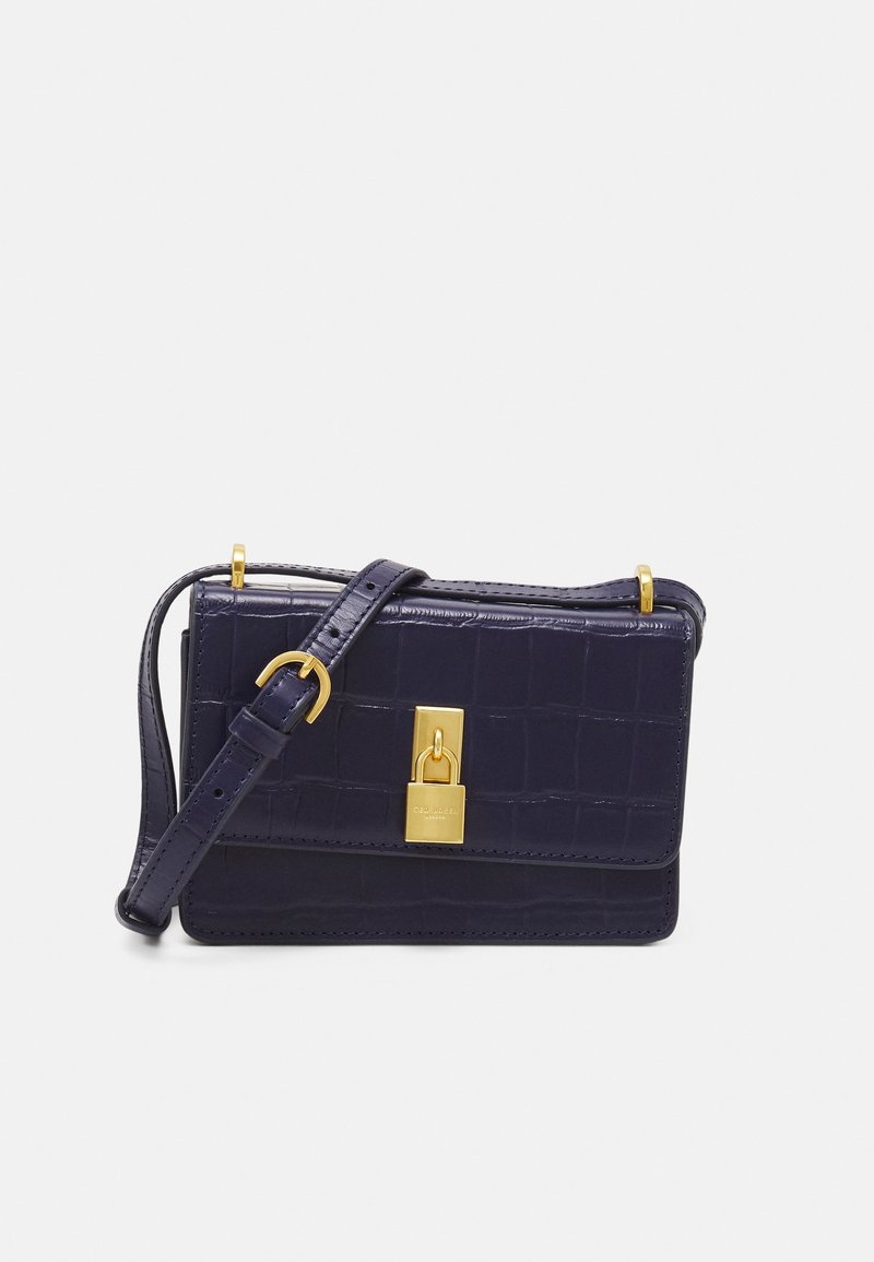 Borsa a tracolla in ecopelle blu navy con texture in coccodrillo, hardware dorato, chiusura magnetica e tracolla regolabile. Forma rettangolare compatta.