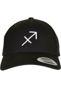 Fekete snapback sapka, amely szövetből készült, az elején fehér hímzett Nyilas szimbólummal és az oldalán egy kör alakú logóval.