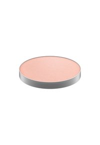 Compact de blush rond avec une surface de poudre rose pâle lisse. Présente un bord métallique argenté et un motif texturé subtil sur le dessus.