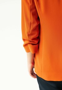 Next REGULAR FIT - Abrigo corto - orange
