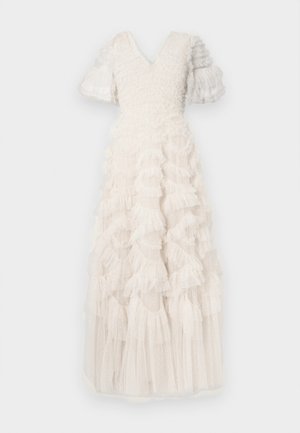 Biała sukienka sięgająca podłogi z dekoltem w serek, krótkimi bufkami i warstwowym tiulem z falbankami, pokrytym kropkowaną teksturą.