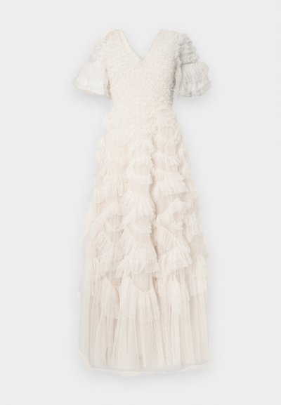 Biała sukienka sięgająca podłogi z dekoltem w serek, krótkimi bufkami i warstwowym tiulem z falbankami, pokrytym kropkowaną teksturą.
