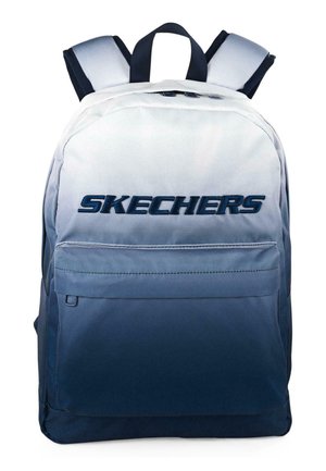 Mochila SKECHERS con un diseño degradado de gris claro a azul marino, hecha de tela con correas ajustables y un bolsillo frontal.