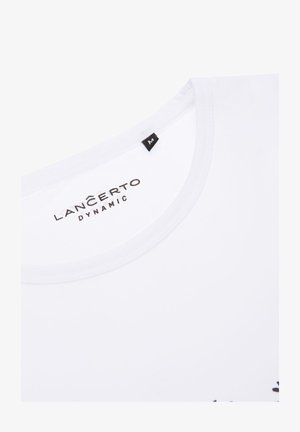 Biała koszulka z krótkim rękawem i okrągłym dekoltem, z czarnym nadrukiem "LAN ČERTO DYNAMIC" oraz czarną metką rozmiaru.