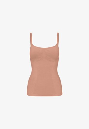 Alasti toonides sujuva lõikega kamisool õhukeste õlarihmade ja peene rinna kujundusega ühevärvilise valge taustaga.