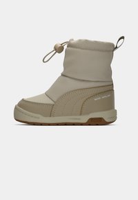 Beige waterdichte enkelschoenen met een gestructureerde bovenkant, elastische boord en een rubberen zool, voorzien van een trekkoordsluiting en zijkantbelegging.