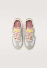 Bunt gemusterte Sneakers mit einer Mischung aus Grau, Weiß, Grün, Pink und gelben Akzenten; aus Wildleder und Stoff gefertigt; mit Schnürdesign.
