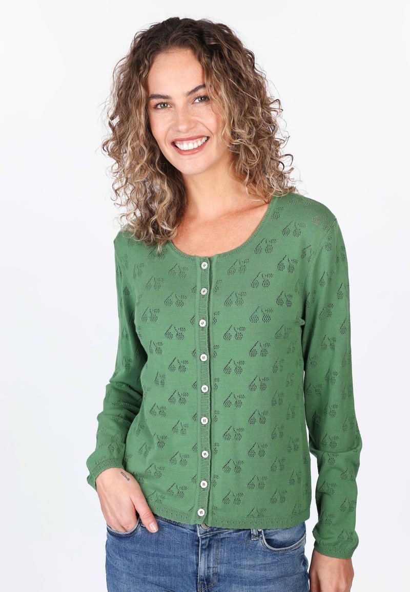 Grüne Strickjacke mit rundem Halsausschnitt, langen Ärmeln, mittigen Knöpfen und einem strukturierten Traubenmuster über die gesamte Jacke.