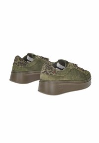 Sneakers platform in suède verde oliva con accenti in stampa leopardata sul tallone e chiusura con lacci scuri, viste da un'angolazione laterale posteriore.