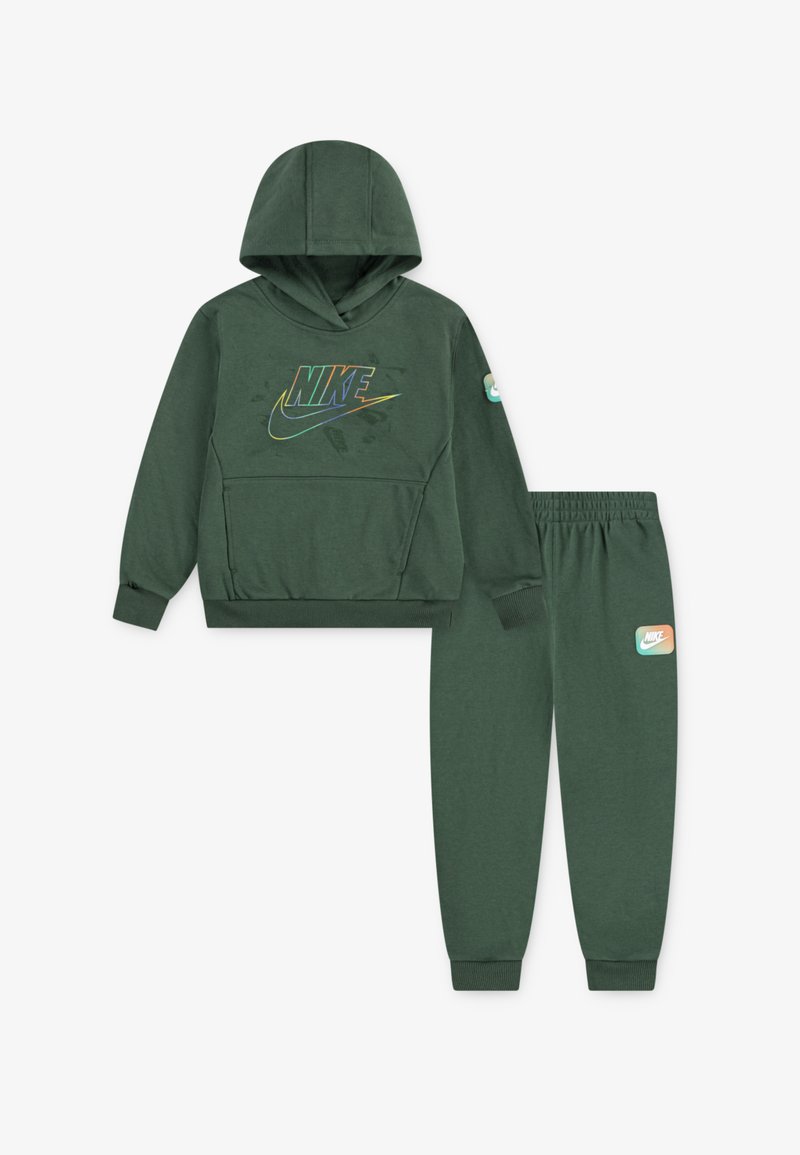 Donkergroene hoodie met een voorzak, voorzien van een meerkleurig Nike-logo, gecombineerd met tapse sweatpants met een logo-opdruk.
