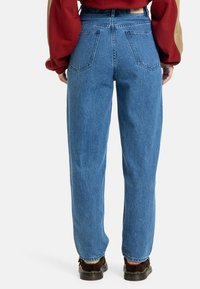 Lyseblå denim jeans med høj talje, der har et lige ben-design, fem lommer og en stoftekstur med minimal stræk.