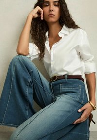 Reiss SAKURA PATCH POCKET - Jeans a zampa - mid blue