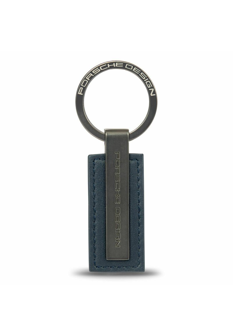 Porte-clés avec étiquette en cuir bleu rectangulaire et clip en métal gravé avec "Porsche Design," attaché à un anneau en métal rond également gravé de texte.