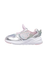 Zapatillas plateadas con acentos iridiscentes, que presentan detalles en forma de alas en rosa y verde, y una suela de goma blanca texturizada.